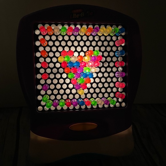 Travel light brite w 72 rainbow colored pegs hours of fun on the road or at home - Picture 4 of 8